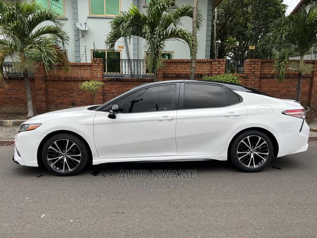 Toyota Camry SE FWD (2.5L 4cyl 8AM) 2018 White