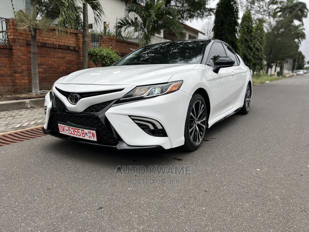 Toyota Camry SE FWD (2.5L 4cyl 8AM) 2018 White