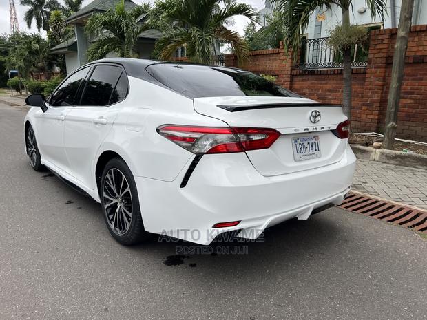 Toyota Camry SE FWD (2.5L 4cyl 8AM) 2018 White