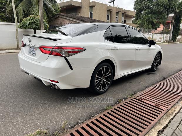 Toyota Camry SE FWD (2.5L 4cyl 8AM) 2018 White