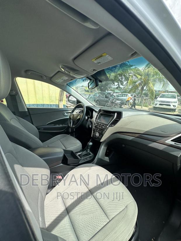 Hyundai Santa Fe SE FWD 2018 White