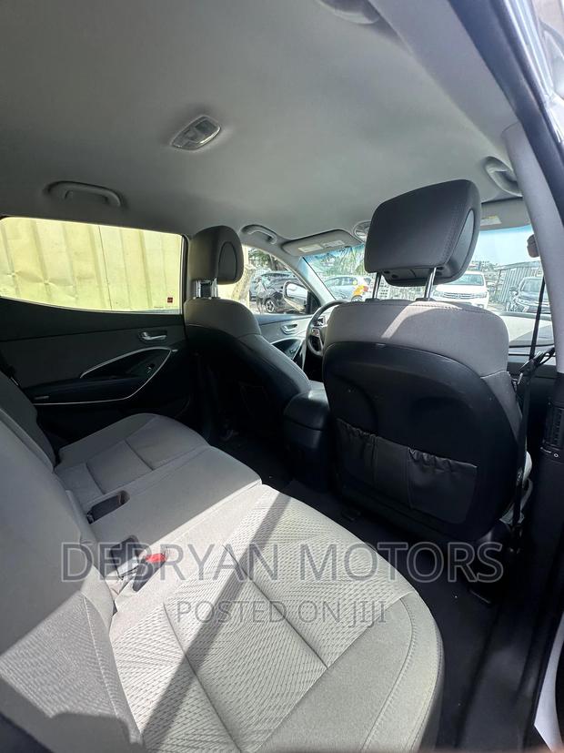Hyundai Santa Fe SE FWD 2018 White