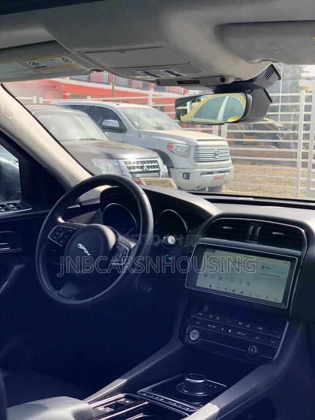 Jaguar F-Pace 20d Premium AWD 2019 White