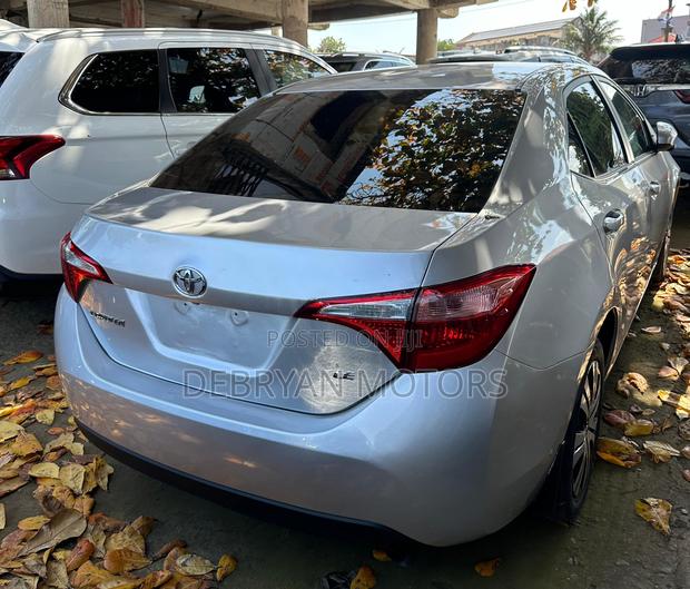 Toyota Corolla LE (1.8L 4cyl 2A) 2018 Silver