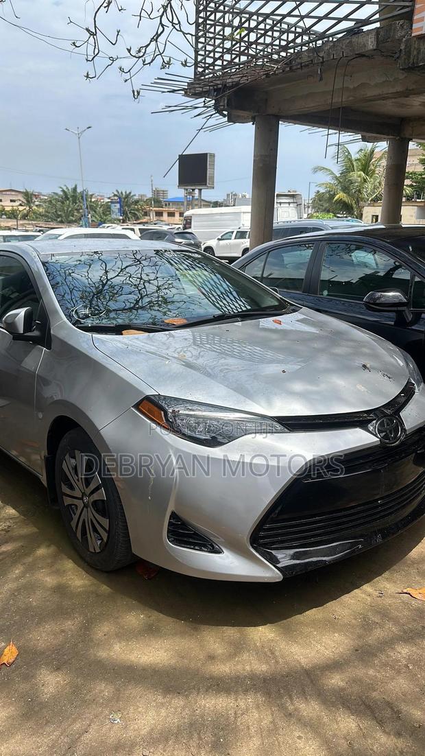 Toyota Corolla LE (1.8L 4cyl 2A) 2018 Silver
