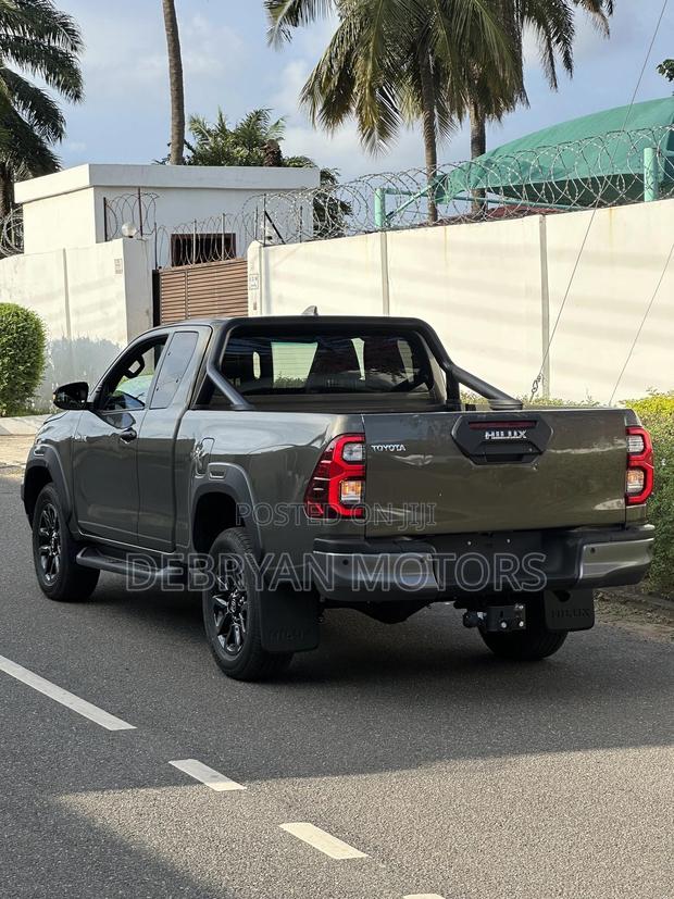 Toyota Hilux 2023 Gray