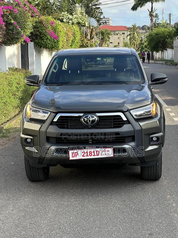 Toyota Hilux 2023 Gray