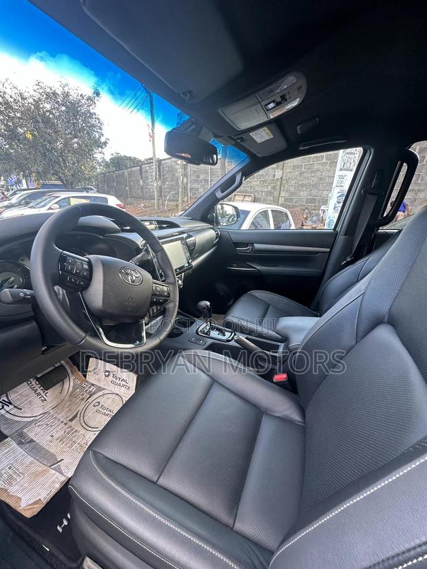 New Toyota Hilux 2023 Silver