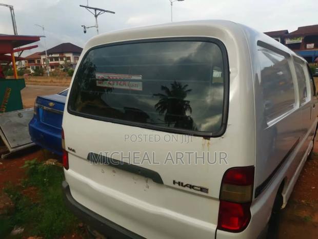 Toyota HiAce 2014 White