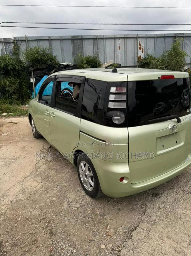 Toyota Sienta 1.5 FWD 2010 Green