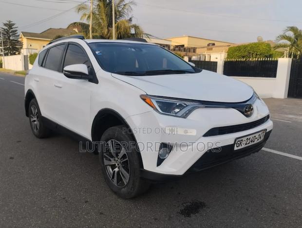 Toyota RAV4 XLE 4dr SUV (2.5L 4cyl 6A) 2018 White