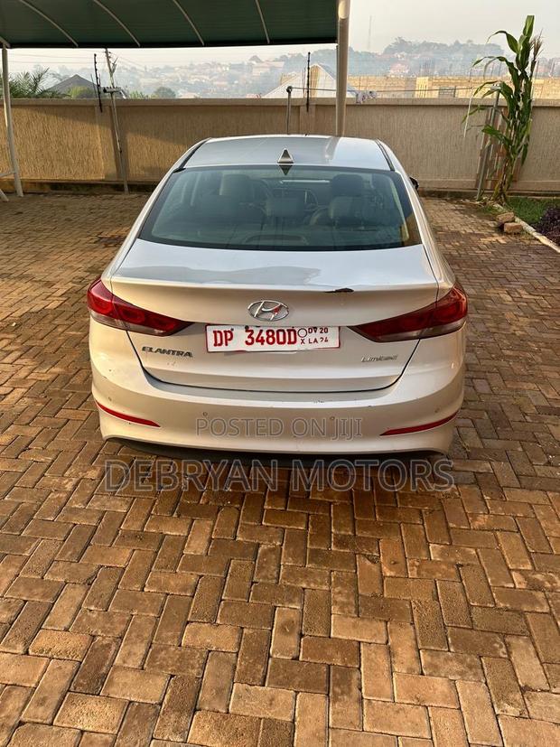 Hyundai Elantra Limited Sedan FWD (2.0L 4cyl 6A) 2017 Silver