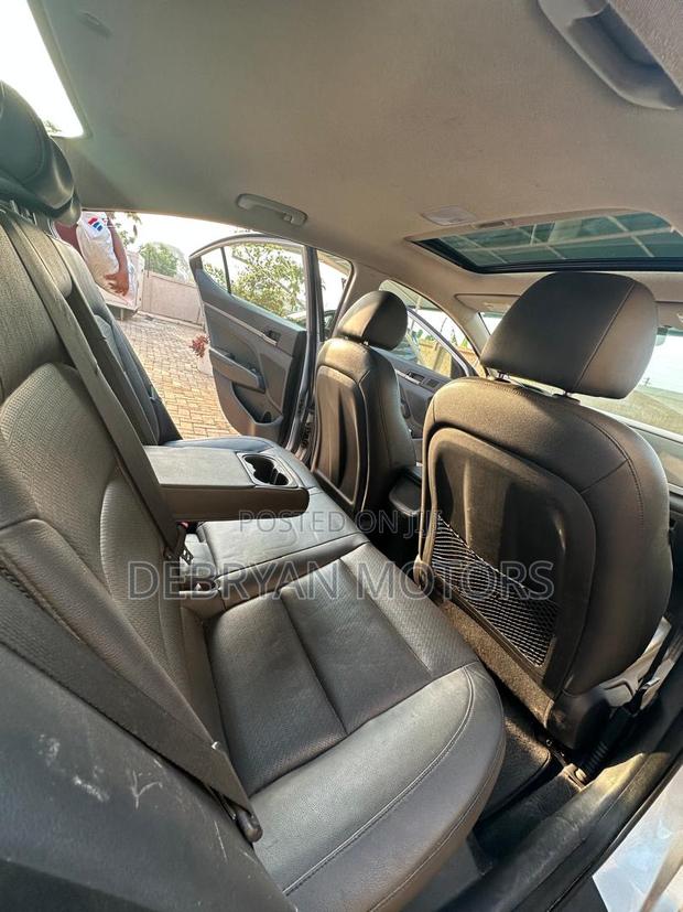 Hyundai Elantra Limited Sedan FWD (2.0L 4cyl 6A) 2017 Silver