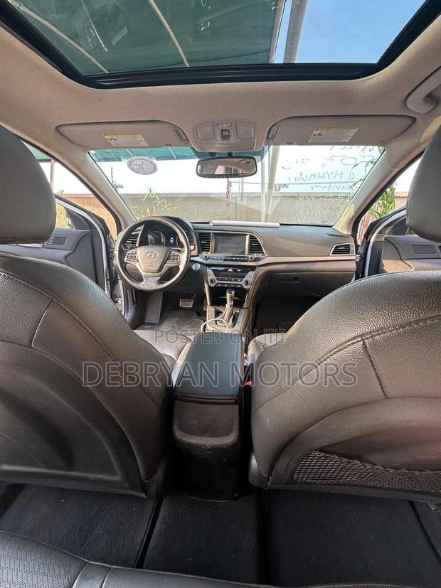 Hyundai Elantra Limited Sedan FWD (2.0L 4cyl 6A) 2017 Silver
