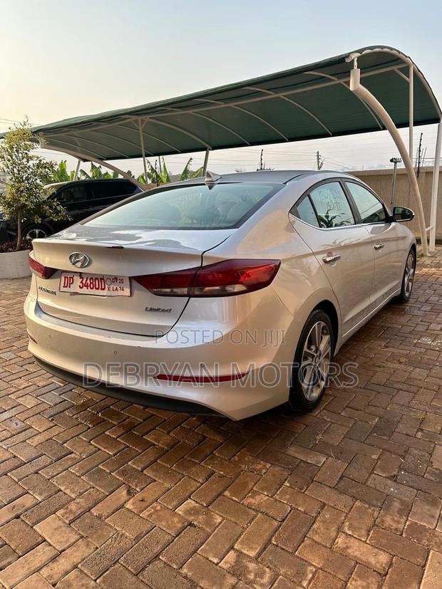 Hyundai Elantra Limited Sedan FWD (2.0L 4cyl 6A) 2017 Silver