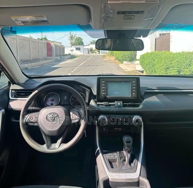 Toyota RAV4 LE FWD 2019 Silver