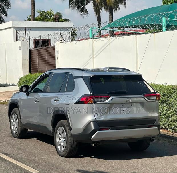 Toyota RAV4 LE FWD 2019 Silver