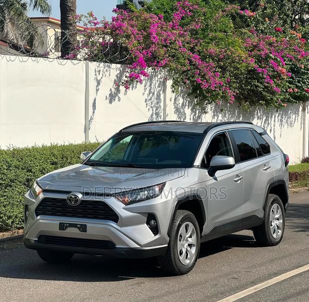 Toyota RAV4 LE FWD 2019 Silver
