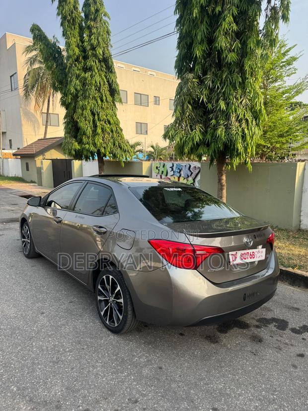 Toyota Corolla SE (1.8L 4cyl 6M) 2019 Brown