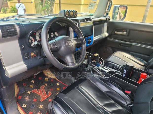 Toyota FJ Cruiser 2010 Blue
