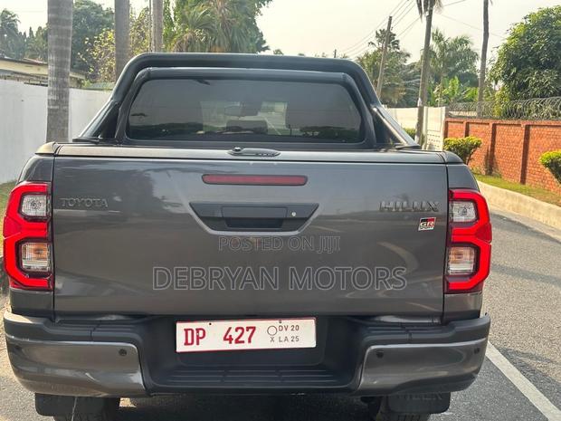 Toyota Hilux 2023 Gray