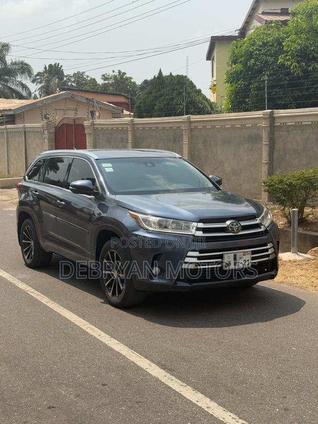 Toyota Highlander XLE 4x4 V6 (3.5L 6cyl 8A) 2017 Blue