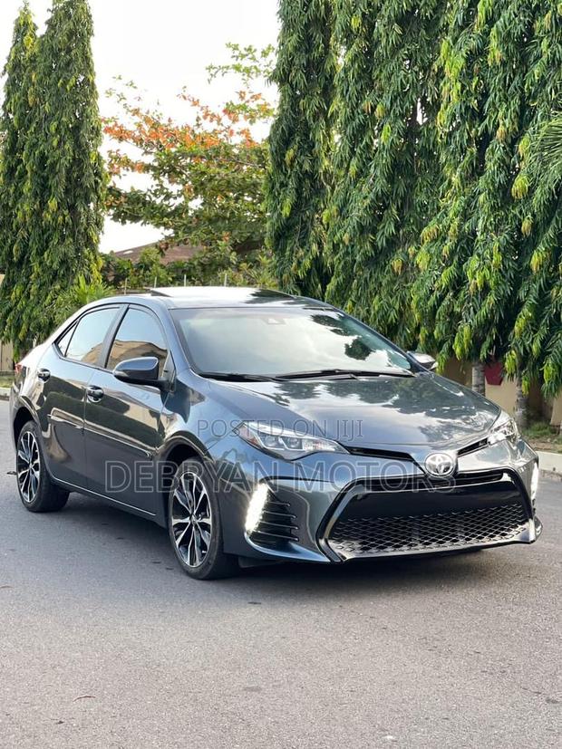 Toyota Corolla SE (1.8L 4cyl 6M) 2018 Gray