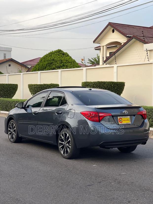 Toyota Corolla SE (1.8L 4cyl 6M) 2018 Gray