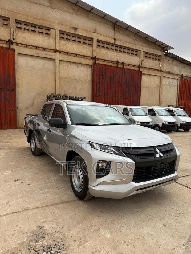 New Mitsubishi L200 2023 White
