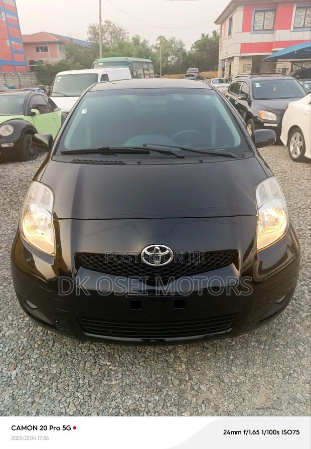 Toyota Yaris Base Hatchback 5dr 2011 Black
