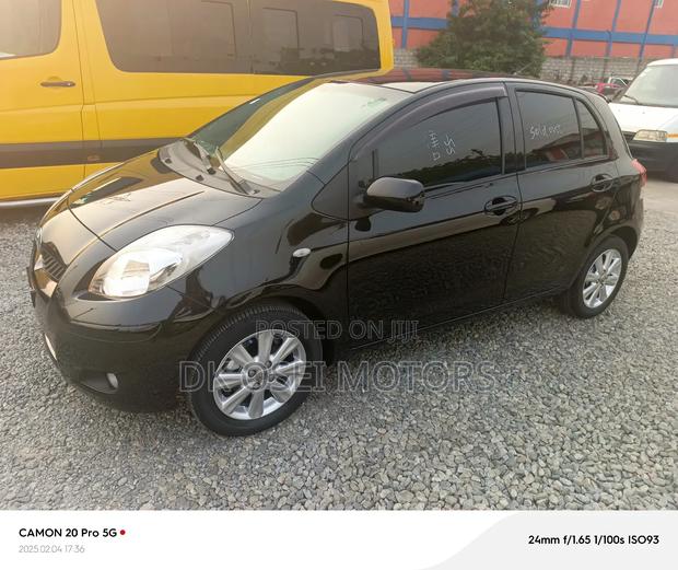 Toyota Yaris Base Hatchback 5dr 2011 Black