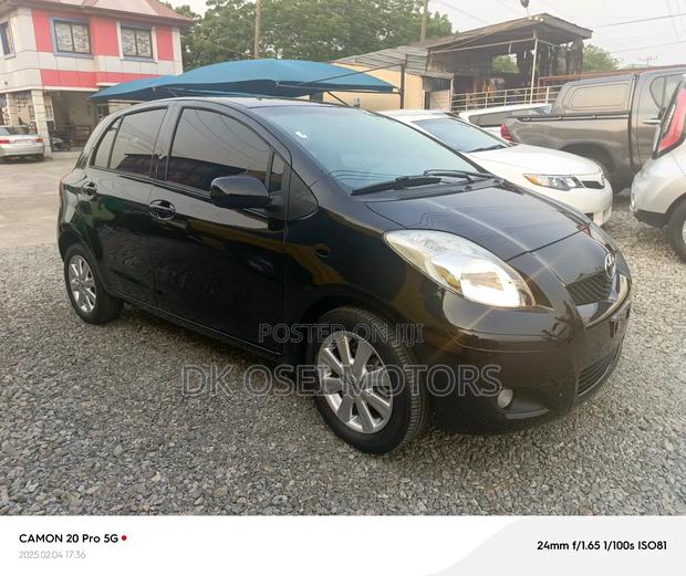 Toyota Yaris Base Hatchback 5dr 2011 Black