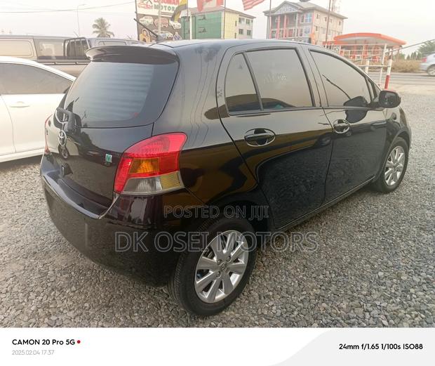 Toyota Yaris Base Hatchback 5dr 2011 Black