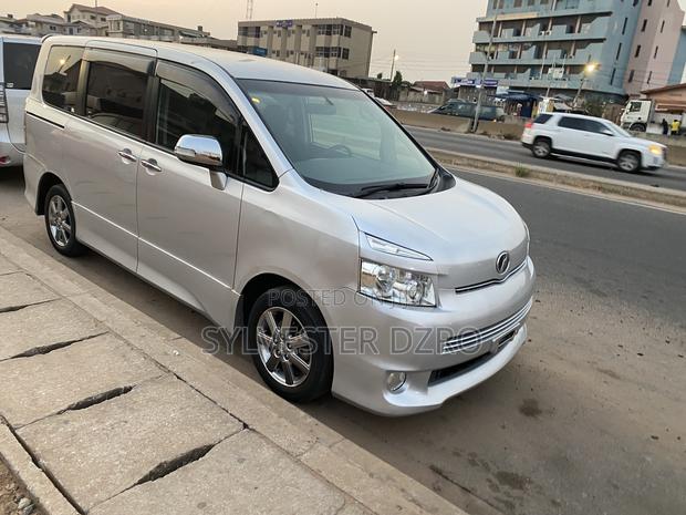 Toyota Voxy X 2WD 8-Seater 2013 Black