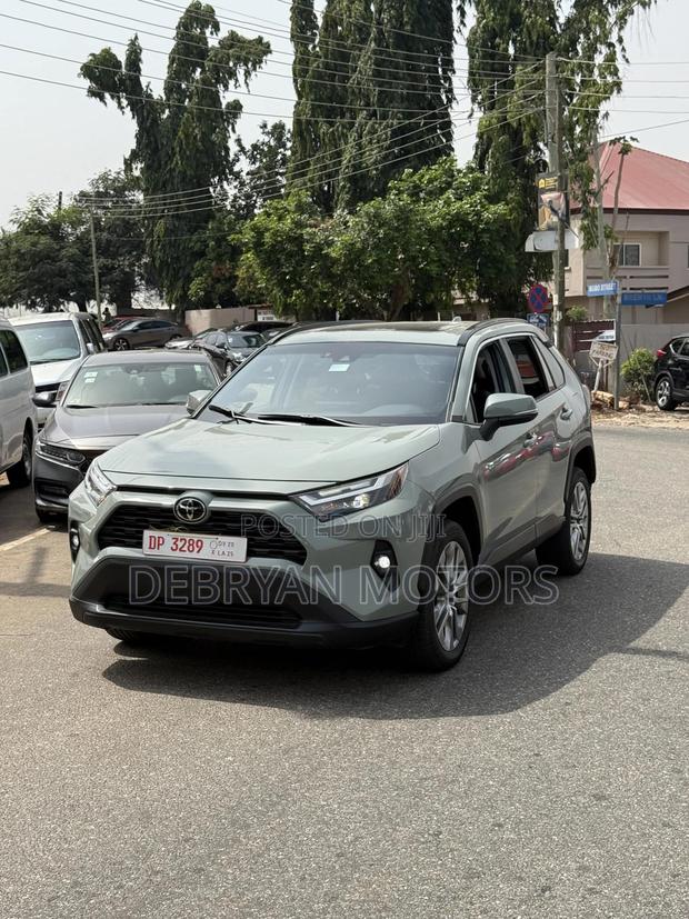 Toyota RAV4 XLE Premium 2022 Gray