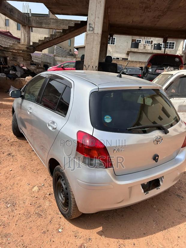 Toyota Vitz 2010 Silver