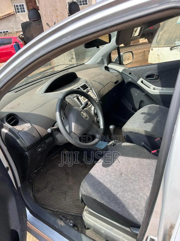 Toyota Vitz 2010 Silver
