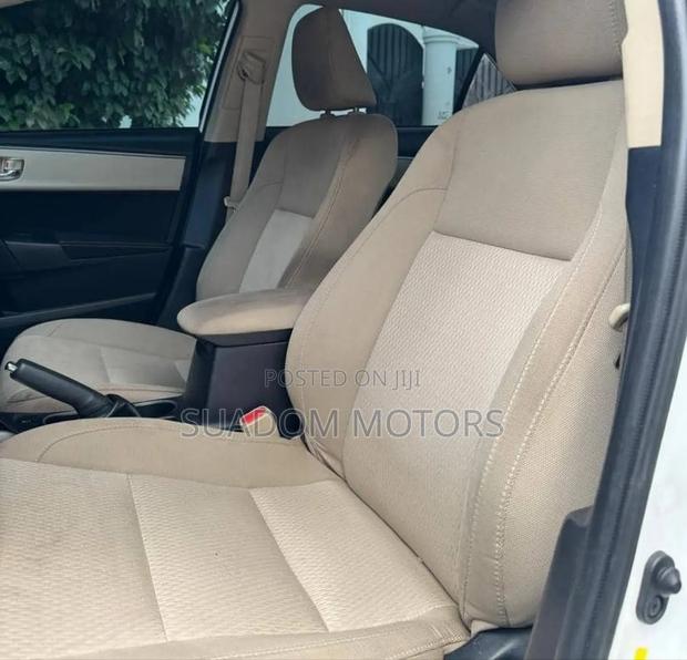 Toyota Corolla LE 4dr Sedan (1.8L 4cyl CVT) 2015 White
