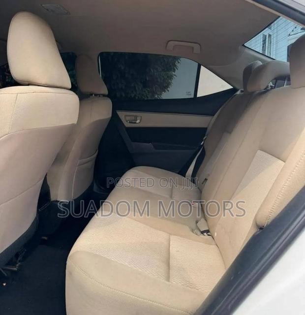 Toyota Corolla LE 4dr Sedan (1.8L 4cyl CVT) 2015 White