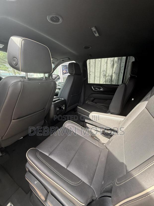 Chevrolet Suburban 2023 White