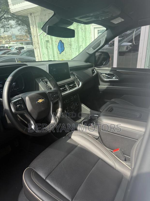 Chevrolet Suburban 2023 White