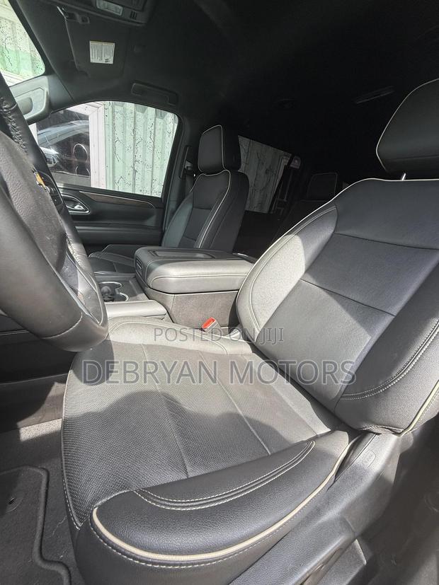 Chevrolet Suburban 2023 White