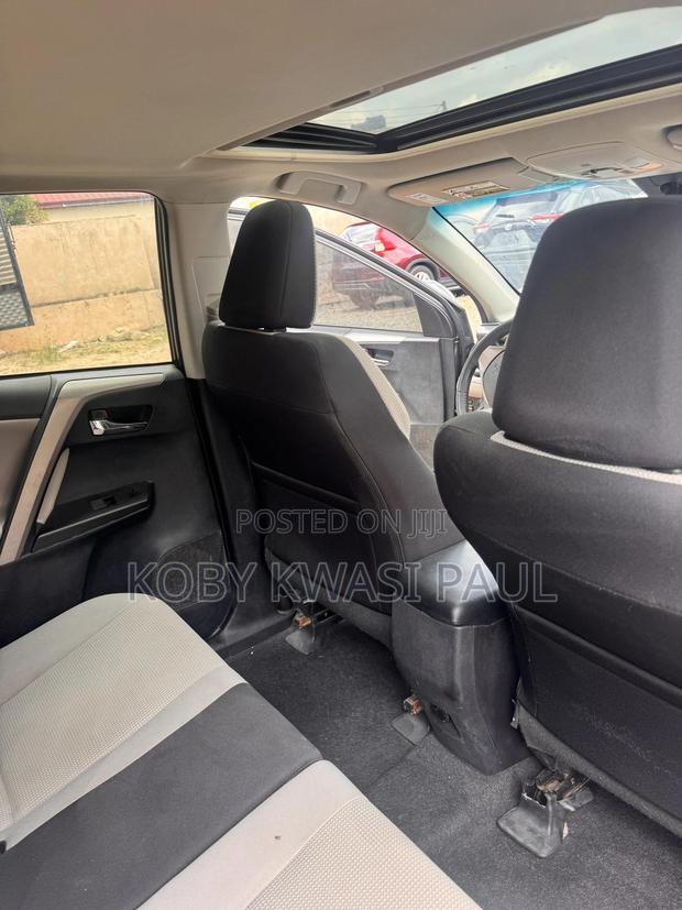 Toyota RAV4 XLE 4dr SUV (2.5L 4cyl 6A) 2018 Gray