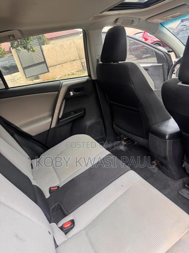 Toyota RAV4 XLE 4dr SUV (2.5L 4cyl 6A) 2018 Gray