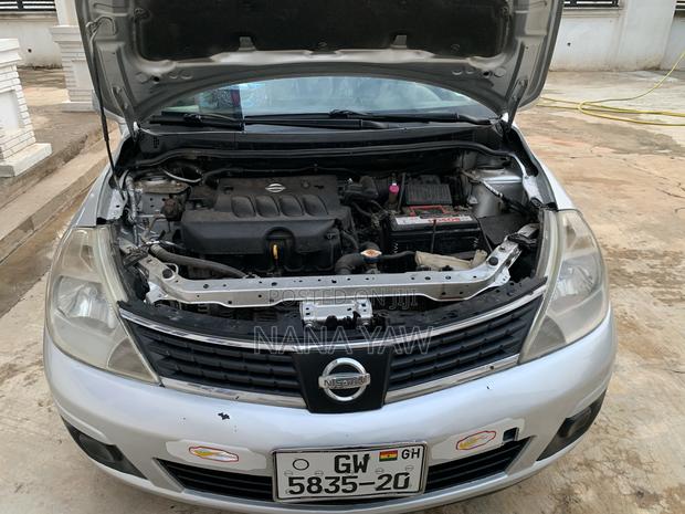 Nissan Versa 1.8 SL Hatchback 2011 Silver