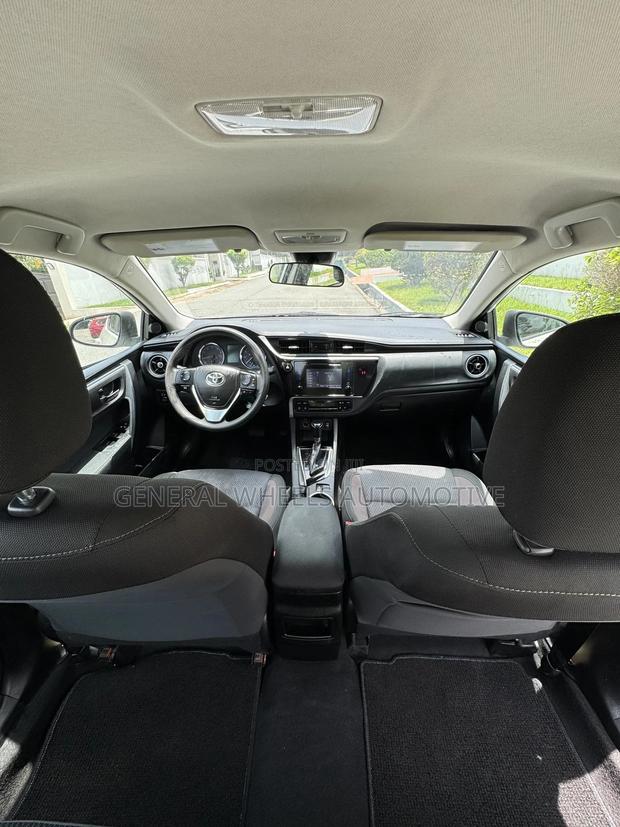Toyota Corolla LE (1.8L 4cyl 2A) 2018 White