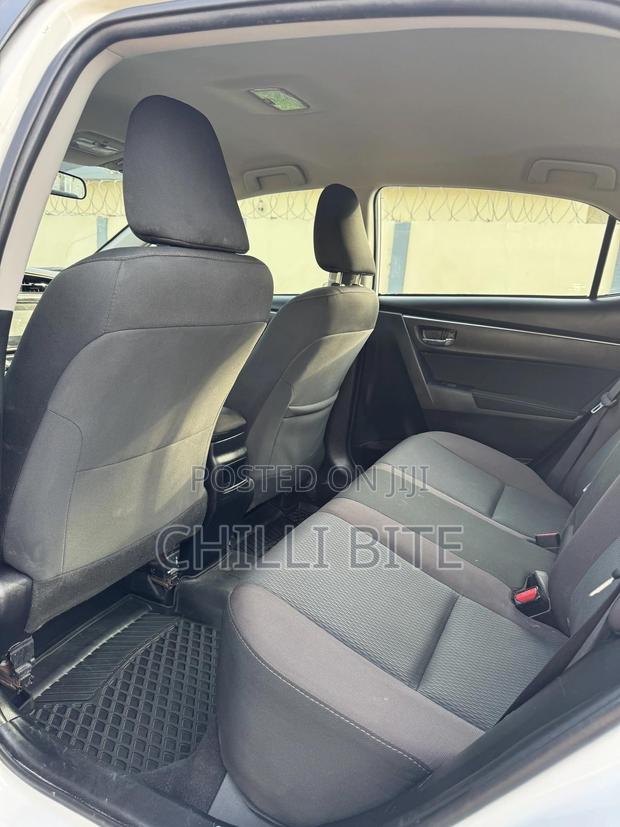 Toyota Corolla LE Eco (1.8L 4cyl 2A) 2018 White