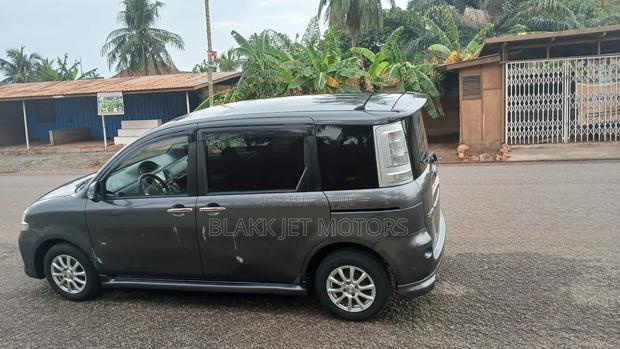 Toyota Sienta 1.5 AWD 2013 Gray