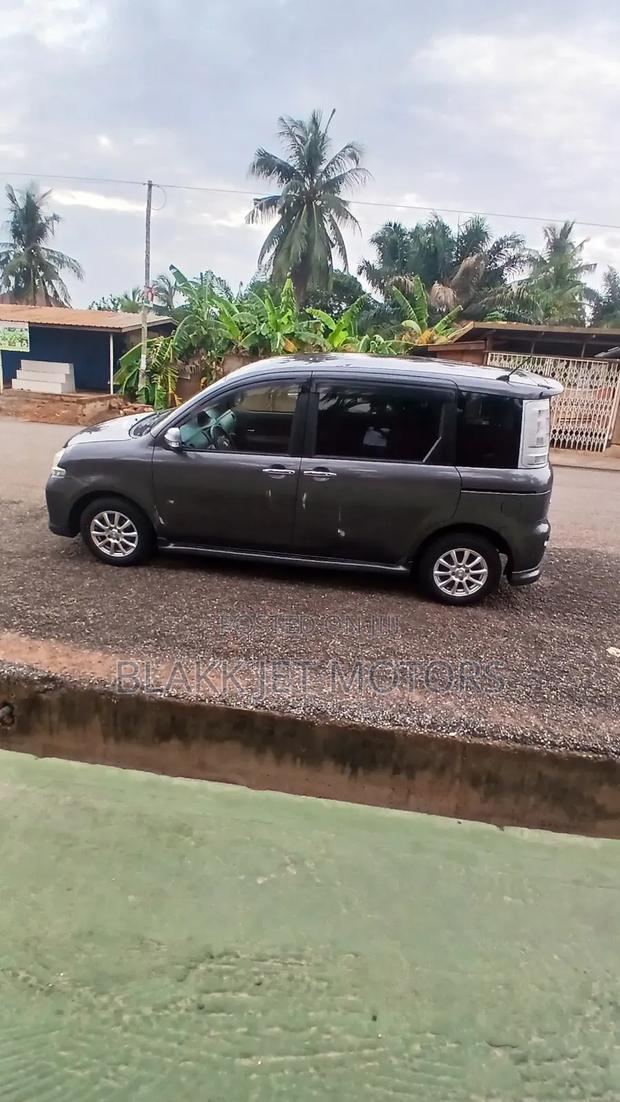 Toyota Sienta 1.5 AWD 2013 Gray