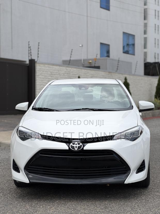 Toyota Corolla LE (1.8L 4cyl 2A) 2018 White